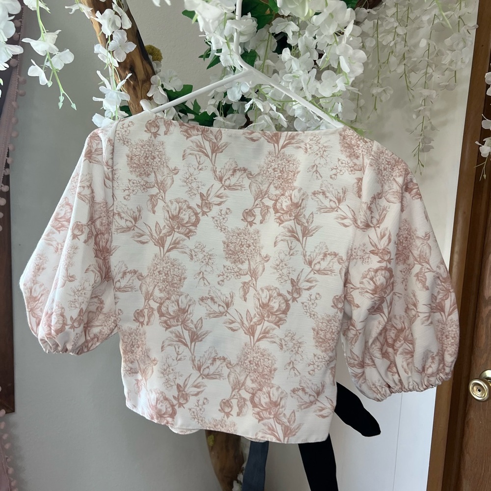 ASOS Design Cream Floral Blouse Crop Top with Black Bow 🎀 🖤 - Picture 8 of 10